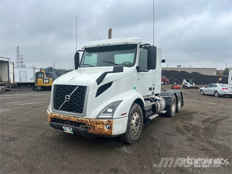 Volvo VNR64T 6x4 T/A Day Cab Truck Tractor Motrici e Trattori Stradali
