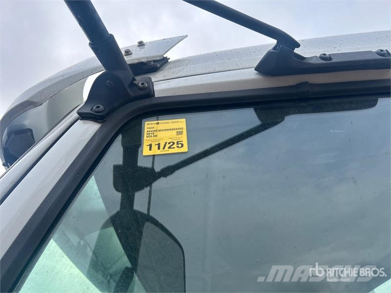 Volvo VNR64T 6x4 T/A Day Cab Truck Tractor Motrici e Trattori Stradali