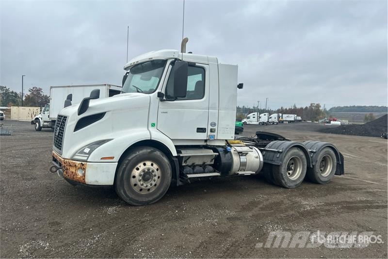Volvo VNR64T 6x4 T/A Day Cab Truck Tractor Motrici e Trattori Stradali