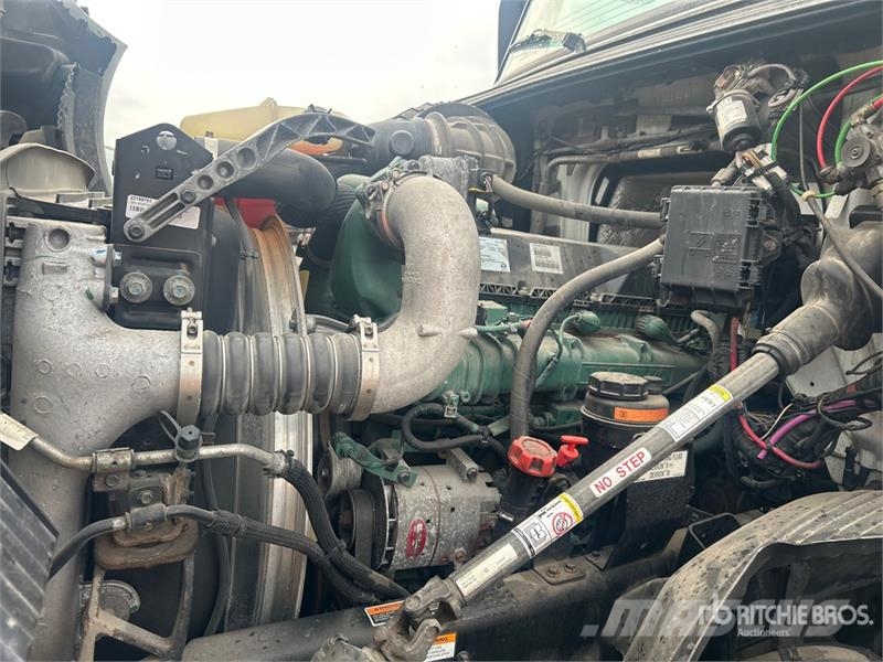 Volvo VNR64T 6x4 T/A Day Cab Truck Tractor Motrici e Trattori Stradali