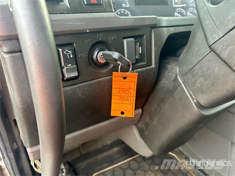 Volvo VNR64T 6x4 T/A Day Cab Truck Tractor Motrici e Trattori Stradali