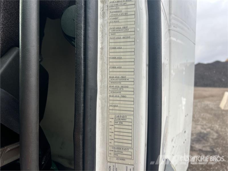 Volvo VNR64T 6x4 T/A Day Cab Truck Tractor Motrici e Trattori Stradali