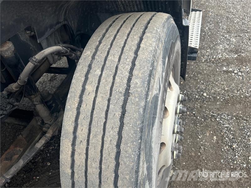 Volvo VNR64T 6x4 T/A Day Cab Truck Tractor Motrici e Trattori Stradali