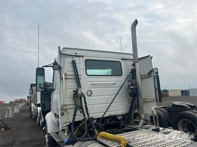 Volvo VNR64T 6x4 T/A Day Cab Truck Tractor Motrici e Trattori Stradali