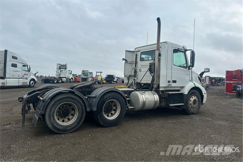 Volvo VNR64T 6x4 T/A Day Cab Truck Tractor Motrici e Trattori Stradali
