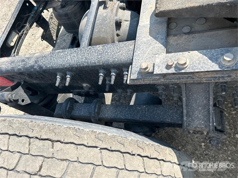Volvo VNR64T 6x4 T/A Sleeper Truck Tractor (Inoperable) Vlačilci