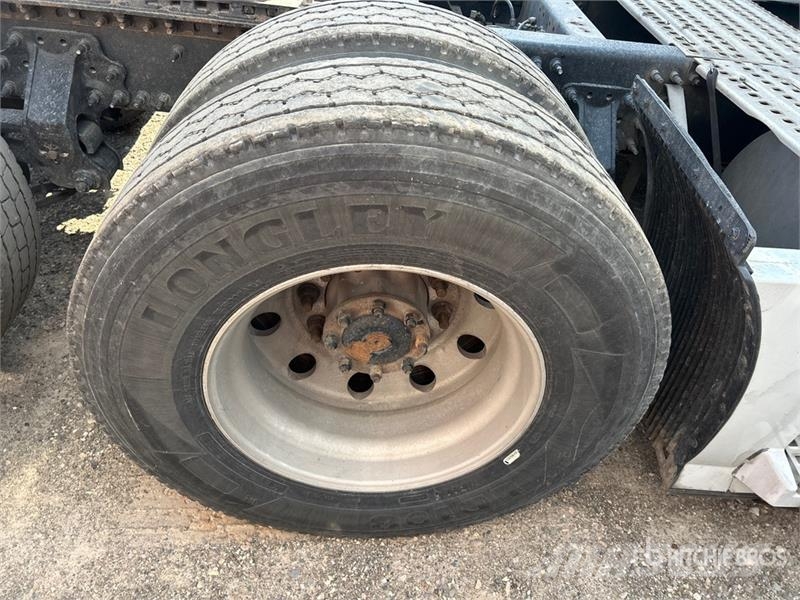 Volvo VNR64T 6x4 T/A Sleeper Truck Tractor (Inoperable) Vlačilci