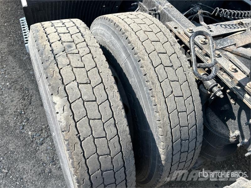 Volvo VNR64T 6x4 T/A Sleeper Truck Tractor (Inoperable) Vlačilci