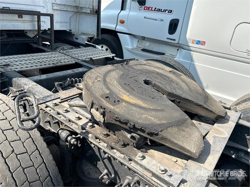 Volvo VNR64T 6x4 T/A Sleeper Truck Tractor (Inoperable) Vlačilci