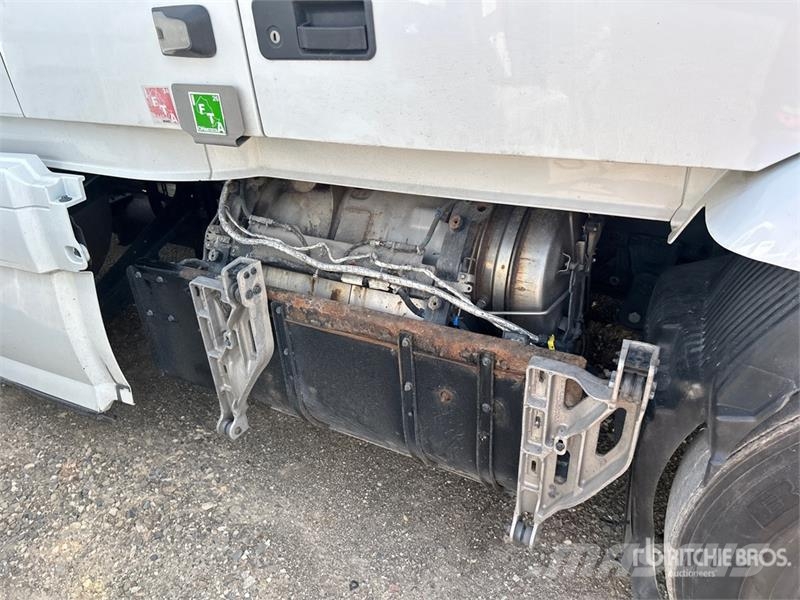 Volvo VNR64T 6x4 T/A Sleeper Truck Tractor (Inoperable) Vlačilci