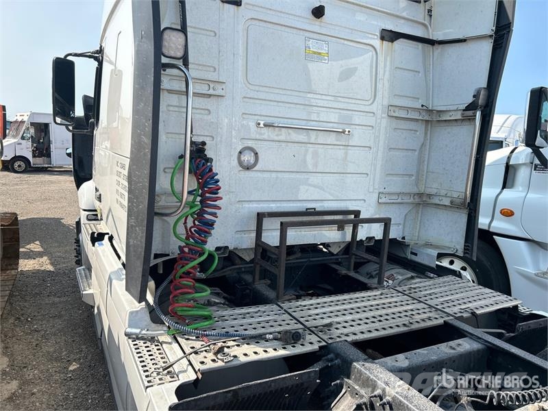 Volvo VNR64T 6x4 T/A Sleeper Truck Tractor (Inoperable) Vlačilci