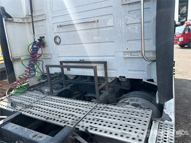 Volvo VNR64T 6x4 T/A Sleeper Truck Tractor (Inoperable) Vlačilci