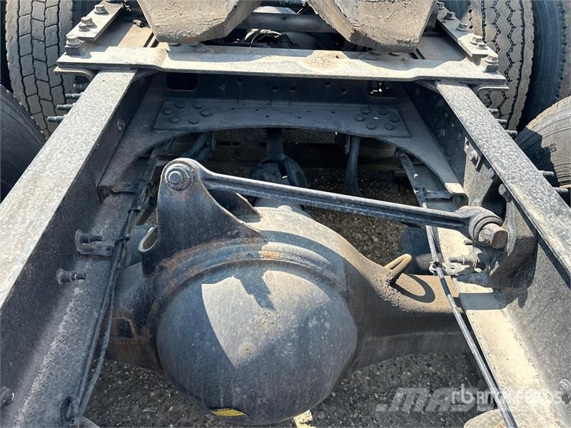 Volvo VNR64T 6x4 T/A Sleeper Truck Tractor (Inoperable) Vlačilci