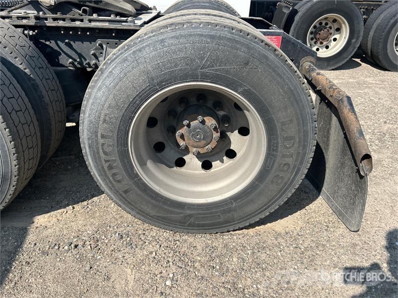 Volvo VNR64T 6x4 T/A Sleeper Truck Tractor (Inoperable) Vlačilci