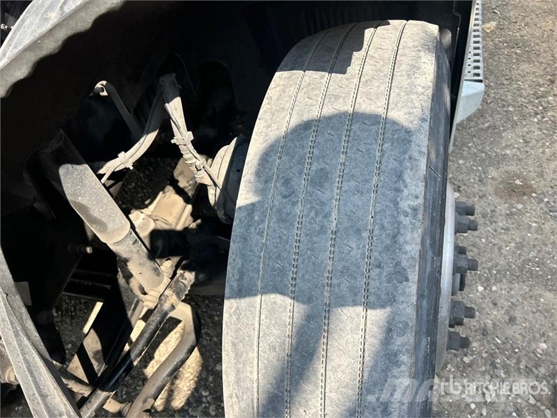 Volvo VNR64T 6x4 T/A Sleeper Truck Tractor (Inoperable) Vlačilci