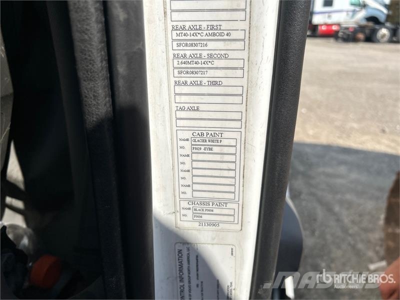 Volvo VNR64T 6x4 T/A Sleeper Truck Tractor (Inoperable) Vlačilci