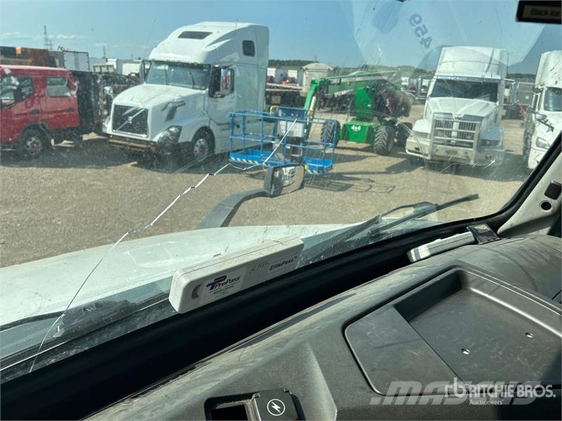 Volvo VNR64T 6x4 T/A Sleeper Truck Tractor (Inoperable) Vlačilci