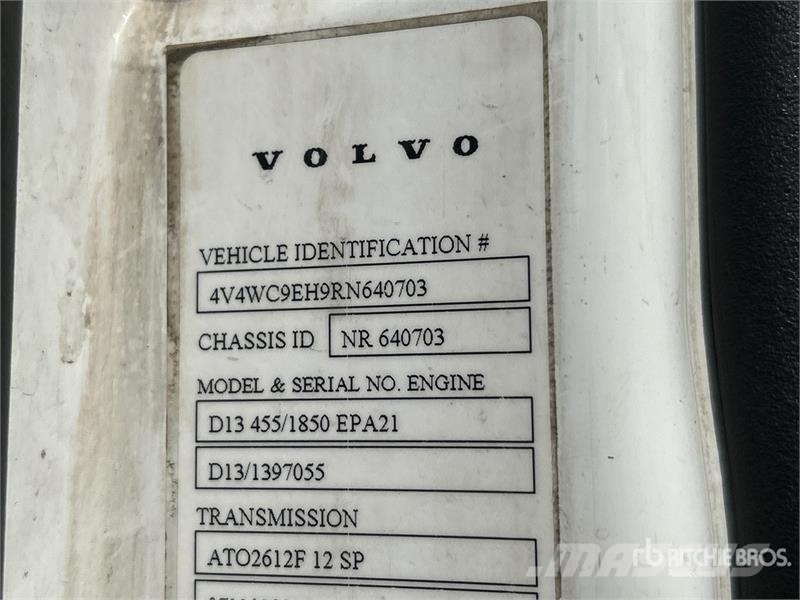 Volvo VNR64T 6x4 T/A Sleeper Truck Tractor (Inoperable) Vlačilci