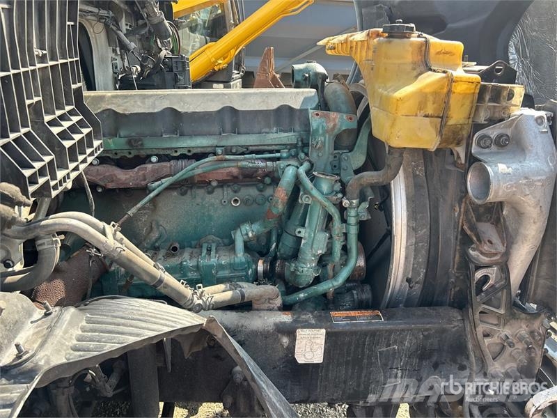 Volvo VNR64T 6x4 T/A Sleeper Truck Tractor (Inoperable) Vlačilci