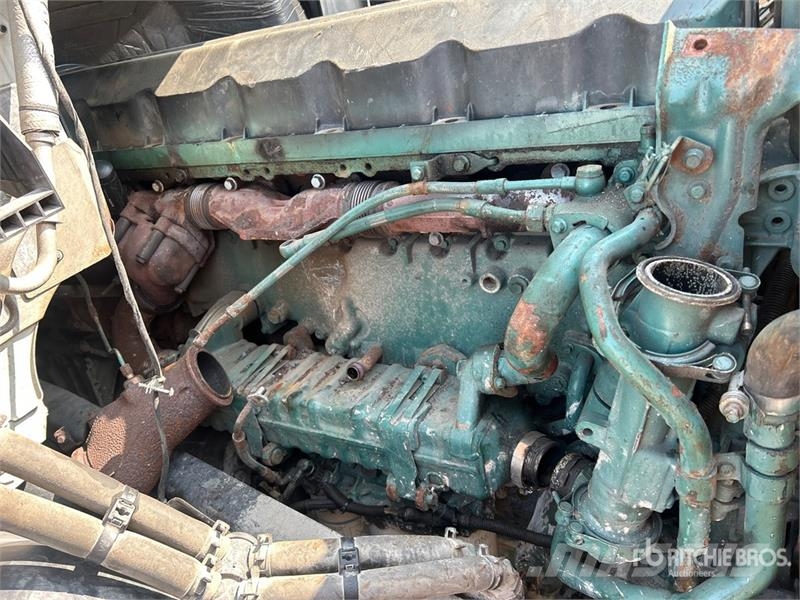 Volvo VNR64T 6x4 T/A Sleeper Truck Tractor (Inoperable) Vlačilci
