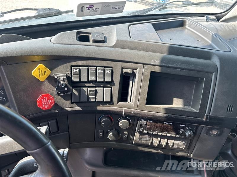 Volvo VNR64T 6x4 T/A Sleeper Truck Tractor (Inoperable) Vlačilci