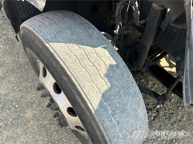 Volvo VNR64T 6x4 T/A Sleeper Truck Tractor (Inoperable) Vlačilci