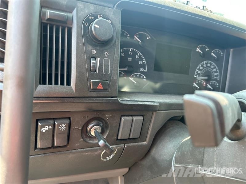 Volvo VNR64T 6x4 T/A Sleeper Truck Tractor (Inoperable) Vlačilci