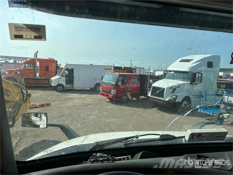 Volvo VNR64T 6x4 T/A Sleeper Truck Tractor (Inoperable) Vlačilci