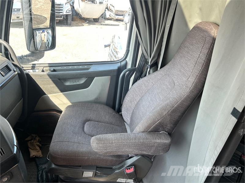 Volvo VNR64T 6x4 T/A Sleeper Truck Tractor (Inoperable) Vlačilci