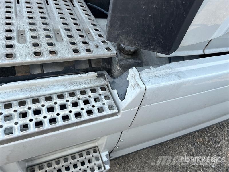 Volvo VNR64T 6x4 T/A Sleeper Truck Tractor (Inoperable) Vlačilci