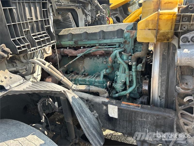 Volvo VNR64T 6x4 T/A Sleeper Truck Tractor (Inoperable) Vlačilci