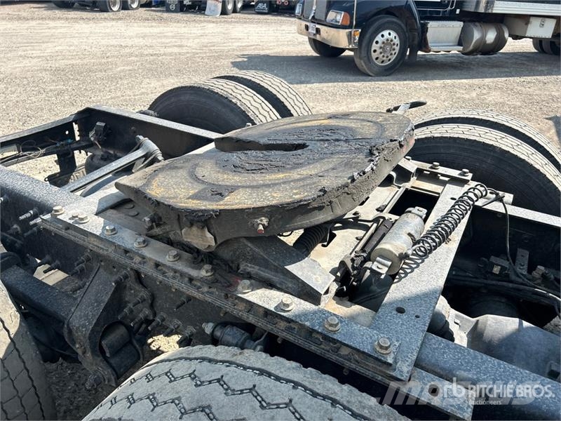 Volvo VNR64T 6x4 T/A Sleeper Truck Tractor (Inoperable) Vlačilci