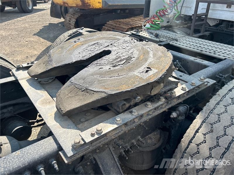 Volvo VNR64T 6x4 T/A Sleeper Truck Tractor (Inoperable) Vlačilci
