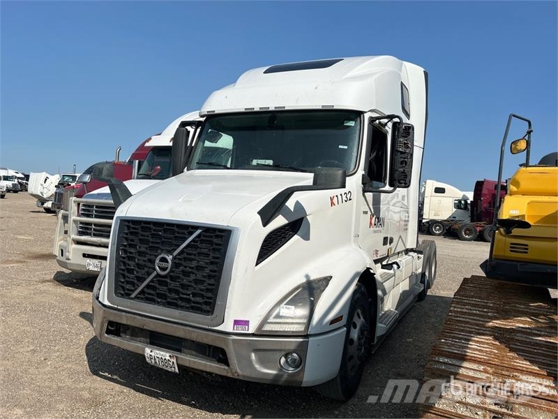 Volvo VNR64T 6x4 T/A Sleeper Truck Tractor (Inoperable) Vlačilci