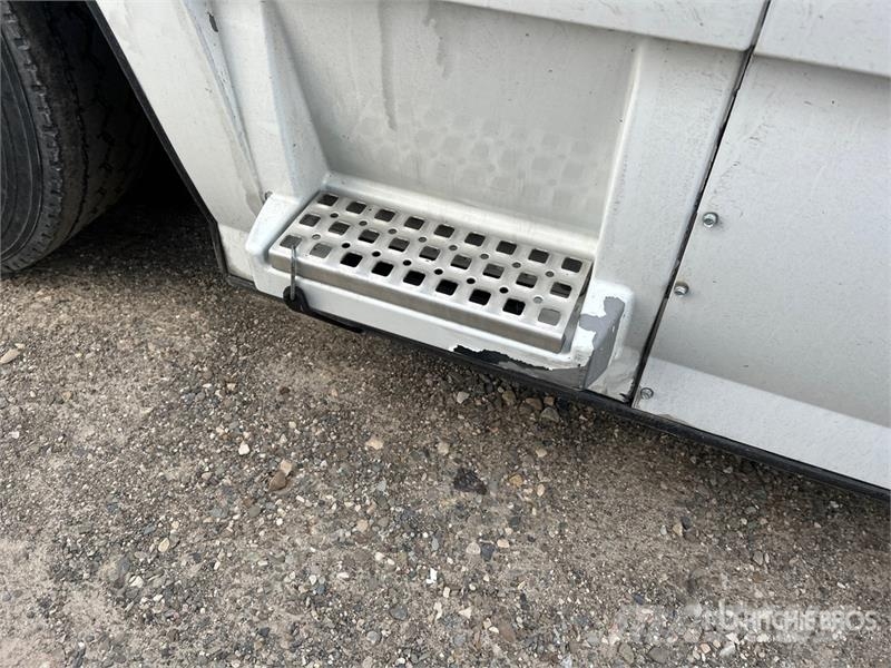 Volvo VNR64T 6x4 T/A Sleeper Truck Tractor (Inoperable) Vlačilci