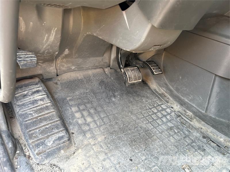 Volvo VNR64T 6x4 T/A Sleeper Truck Tractor (Inoperable) Vlačilci