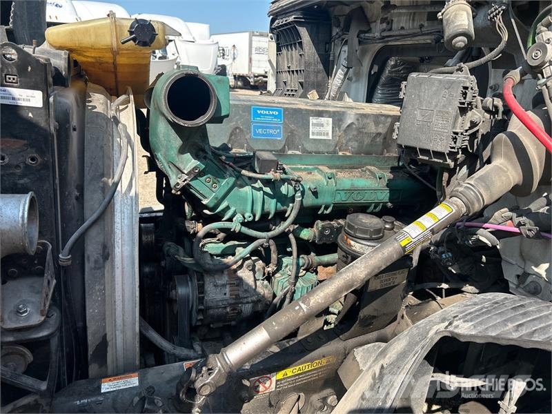 Volvo VNR64T 6x4 T/A Sleeper Truck Tractor (Inoperable) Vlačilci