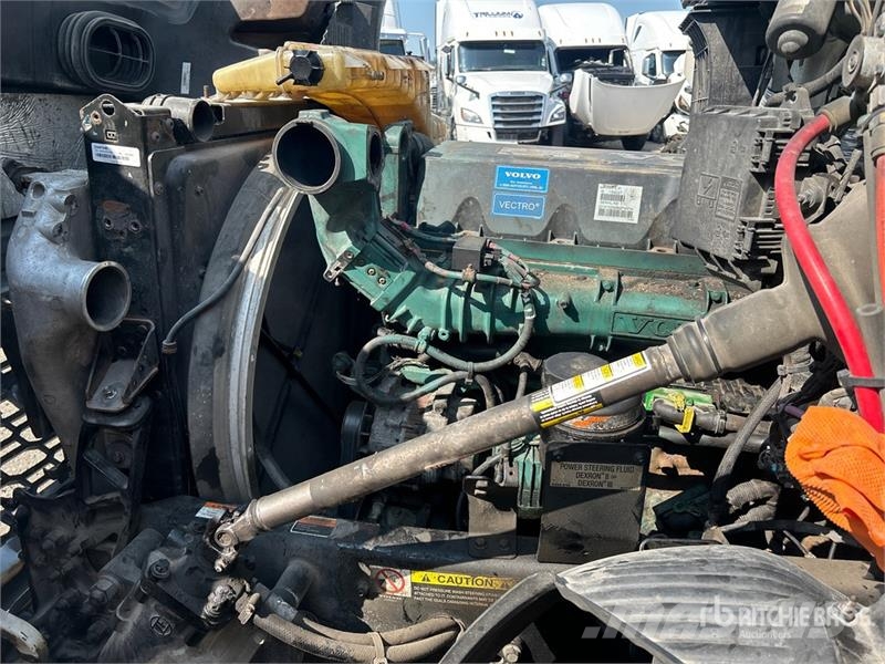 Volvo VNR64T 6x4 T/A Sleeper Truck Tractor (Inoperable) Vlačilci