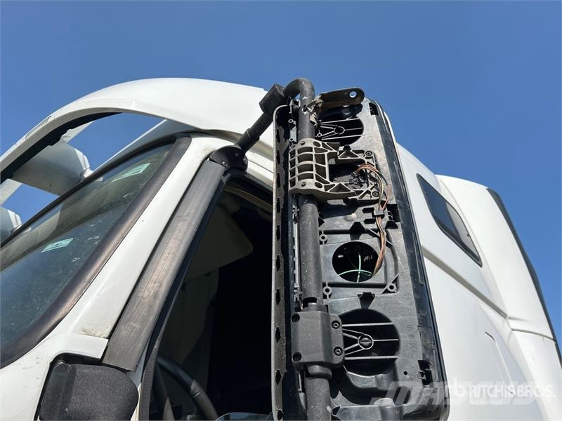 Volvo VNR64T 6x4 T/A Sleeper Truck Tractor (Inoperable) Vlačilci