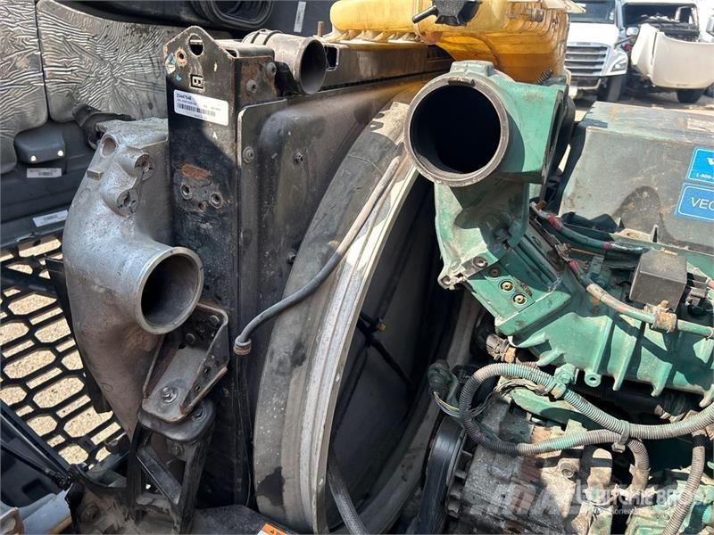 Volvo VNR64T 6x4 T/A Sleeper Truck Tractor (Inoperable) Vlačilci