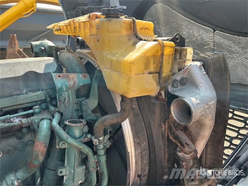 Volvo VNR64T 6x4 T/A Sleeper Truck Tractor (Inoperable) Vlačilci