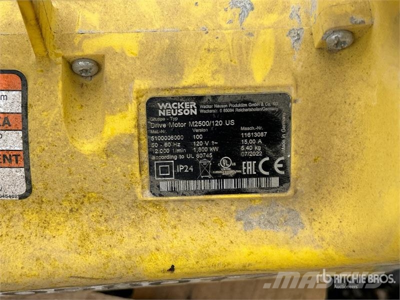 Wacker Neuson M2500/120 Concrete Vibrator Уплътнители за плочи