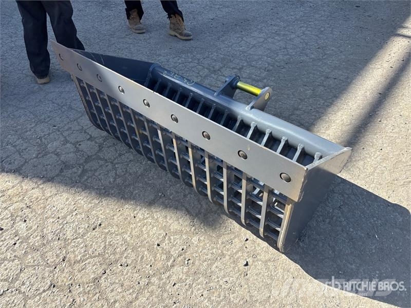 Warrior WBMCS5-1320 52 in Skeleton Cleanup Excavator Bucke Cucharones