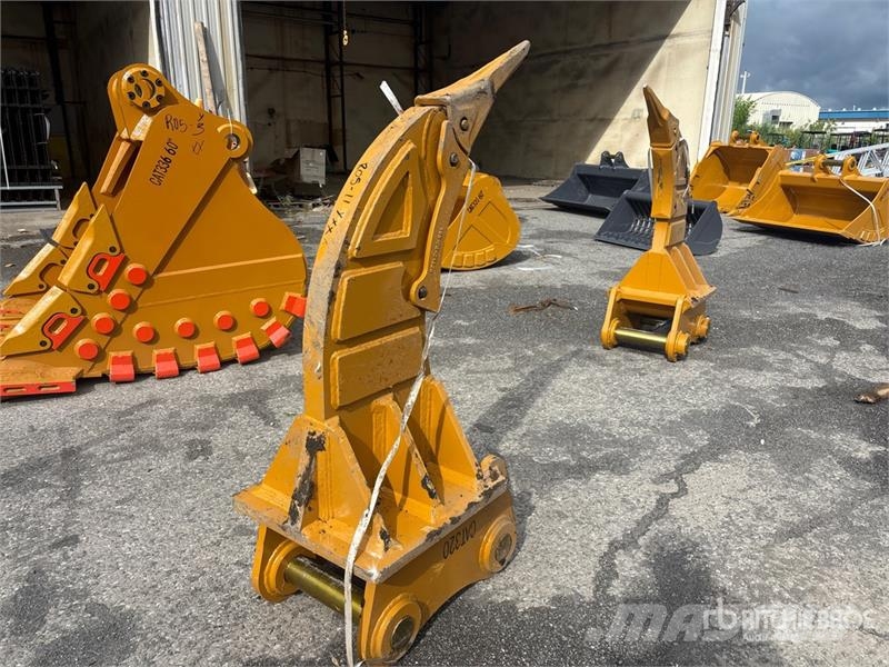 Warrior WRC20-025 Excavator Ripper - Fits Cat 320 / 20 - 2 Kaabitsad