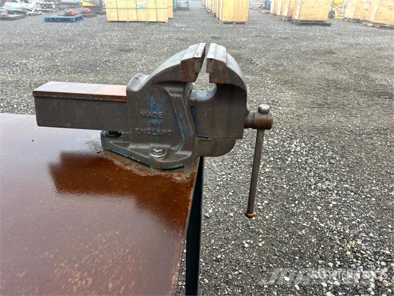 Welding Table 8 ft x 2 ft 7 in x 2 ft 10 in Lauksaimniecība- Citi