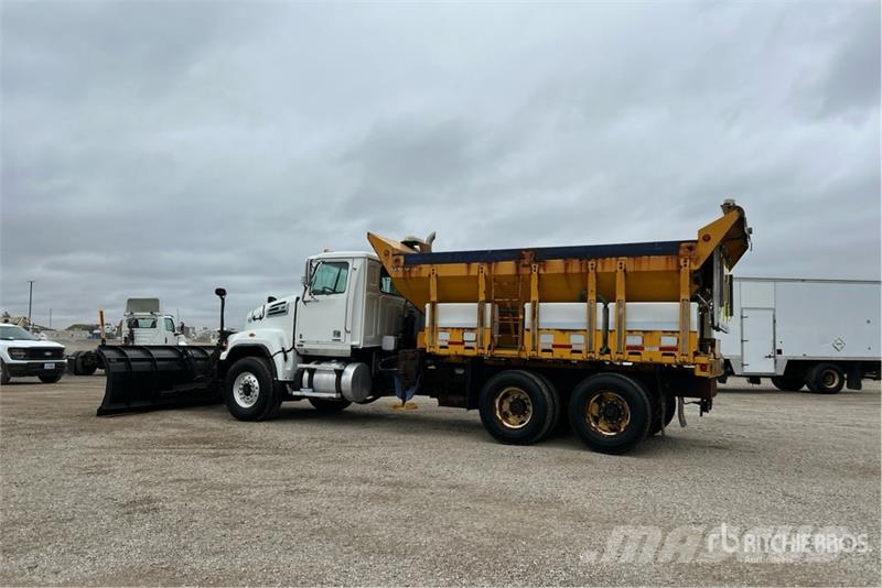 Western 4700 SF 6x4 Snow Plow Truck Комунальні автомобілі / автомобілі загального призначення
