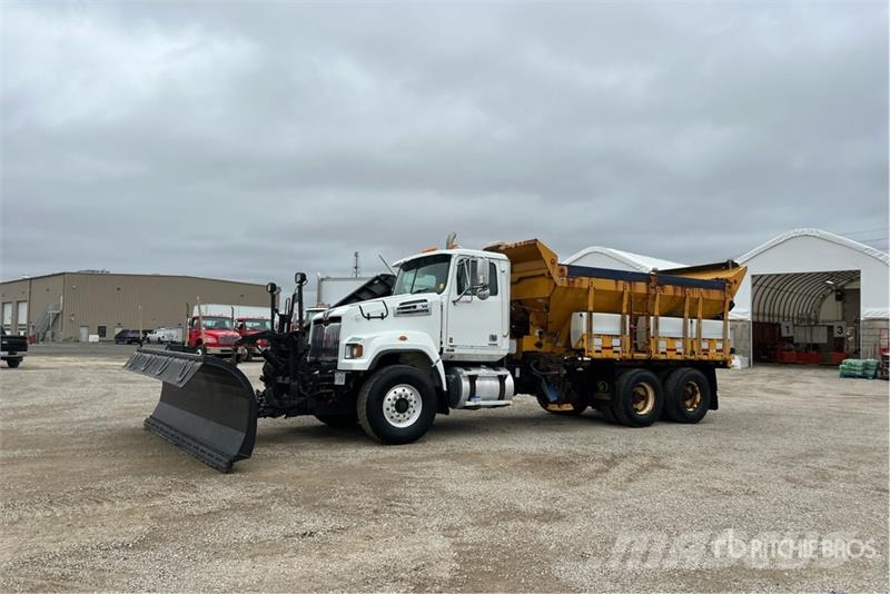 Western 4700 SF 6x4 Snow Plow Truck Комунальні автомобілі / автомобілі загального призначення