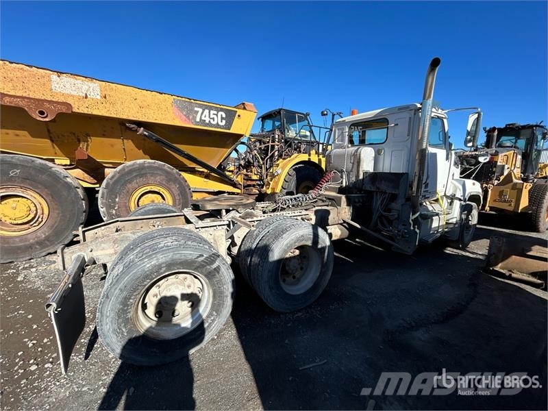 Western Star 4700 6x4 T/A Day Cab Truck Tractor (Inoperable) وحدات الجر