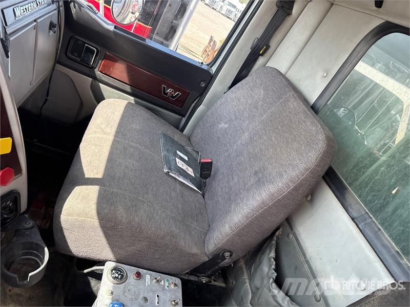 Western Star 4700SB 8x4 Tri/A Dump Truck 덤프 트럭