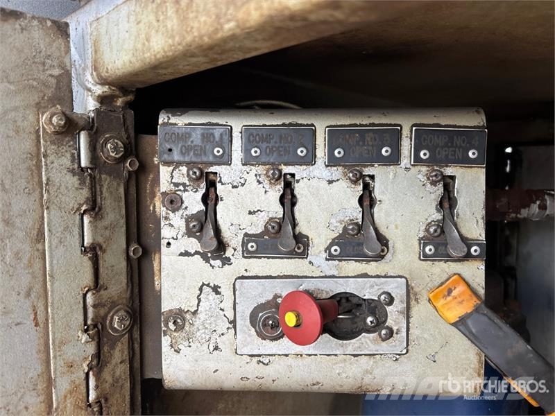 Western Star 4900 16000 L 6x4 Fuel Truck شاحنات ذات صهاريج